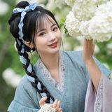 绣球花下蓝衫影：汉服少女巧笑嫣然，一枝春色入袖来