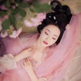 【汉服写真】云鬓簪花持素伞：一墙蔷薇一院香，佳人独立晚风凉