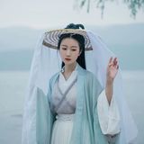 【汉服写真】水畔临风：斗笠轻遮远山黛，青衫衣袂入清流