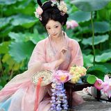 荷风仙影：白衣汉服立莲塘，一池夏荷映仙姿