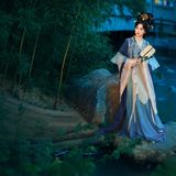 【汉服写真】她从画中走来：衣袂染古意，一顾一盼皆成诗
