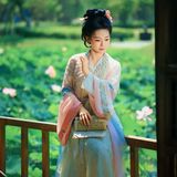 【汉服写真】夏荷清韵：罗衣映碧叶，一舸穿花过藕塘