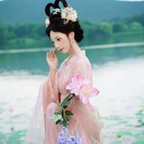 荷风仙影：白衣汉服立莲塘，一池夏荷映仙姿