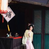 【汉服写真】横店宋韵仕女图：纤指弄珠盘，罗袖笼灯影
