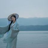 【汉服写真】水畔临风：斗笠轻遮远山黛，青衫衣袂入清流