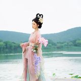 荷风仙影：白衣汉服立莲塘，一池夏荷映仙姿