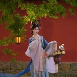 【汉服写真】她从画中走来：衣袂染古意，一顾一盼皆成诗