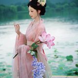 荷风仙影：白衣汉服立莲塘，一池夏荷映仙姿