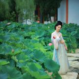 【汉服写真】夏荷清韵：罗衣映碧叶，一舸穿花过藕塘