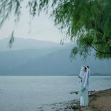 【汉服写真】水畔临风：斗笠轻遮远山黛，青衫衣袂入清流