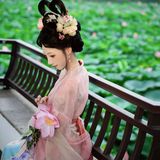 荷风仙影：白衣汉服立莲塘，一池夏荷映仙姿