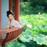 【汉服写真】夏荷清韵：罗衣映碧叶，一舸穿花过藕塘