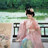荷风仙影：白衣汉服立莲塘，一池夏荷映仙姿