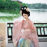 荷风仙影：白衣汉服立莲塘，一池夏荷映仙姿