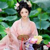 荷风仙影：白衣汉服立莲塘，一池夏荷映仙姿