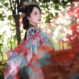【汉服写真】百转不回：一袭罗衣千回折，终是人间自在身