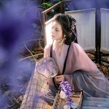 【汉服写真】月下折花不问归期：晚风是旧信，紫花漫野映衣冠