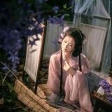 【汉服写真】月下折花不问归期：晚风是旧信，紫花漫野映衣冠