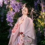 【汉服写真】月下折花不问归期：晚风是旧信，紫花漫野映衣冠