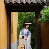 【汉服写真】夏日山中：松风拂袖绿荫浓，一袭轻衫入翠微