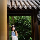 【汉服写真】夏日山中：松风拂袖绿荫浓，一袭轻衫入翠微