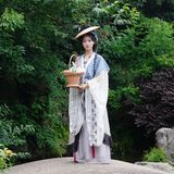 【汉服写真】夏日山中：松风拂袖绿荫浓，一袭轻衫入翠微