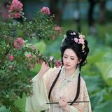 【汉服写真】荷为裳风作佩：一步一摇皆是夏，误入藕花深处
