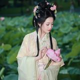 【汉服写真】荷为裳风作佩：一步一摇皆是夏，误入藕花深处