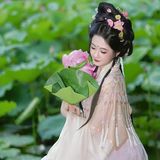 【汉服写真】荷为裳风作佩：一步一摇皆是夏，误入藕花深处