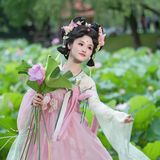 【汉服写真】荷为裳风作佩：一步一摇皆是夏，误入藕花深处