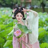 【汉服写真】荷为裳风作佩：一步一摇皆是夏，误入藕花深处