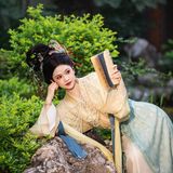 【汉服写真】神仙仕女图：一庭草木半卷清风，偷得浮生半日闲