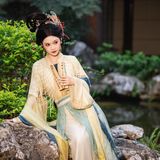 【汉服写真】神仙仕女图：一庭草木半卷清风，偷得浮生半日闲