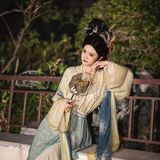 【汉服写真】神仙仕女图：一庭草木半卷清风，偷得浮生半日闲