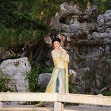 【汉服写真】神仙仕女图：一庭草木半卷清风，偷得浮生半日闲