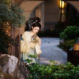 【汉服写真】神仙仕女图：一庭草木半卷清风，偷得浮生半日闲