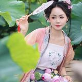 【汉服写真】宋衫碧荷：轻倚塘畔，人面芙蓉两相扬