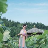 【汉服写真】宋衫碧荷：轻倚塘畔，人面芙蓉两相扬