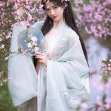 汉服佳人｜青衫罗袖拂花枝，一溪春水照海棠