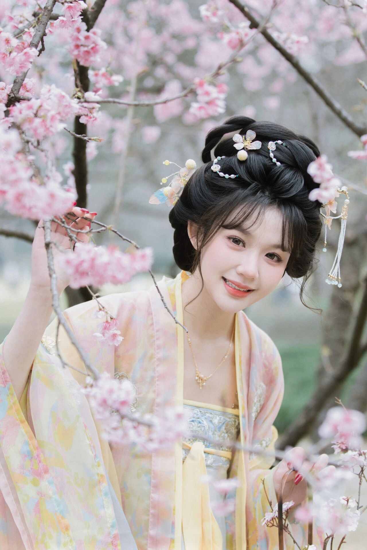 笑靥映春
