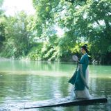 翠衫沾山影，走进山里连衣角都染上了青绿
