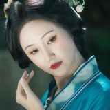 提花待清风，衣上的花纹像在等一阵风来读它