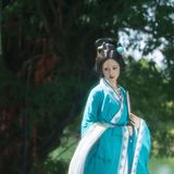 山色入眸，抬头是山低头是衣山和衣是一个颜色