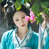 翠色满襪，衣领敞开的弧度刚好接住一整个山影