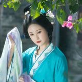 远山如黛，身后是画身前也是画