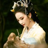 【汉服写真】庭院深几许 绿意漫成诗里衣香