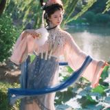 芭蕉影下 · 一袭粉白 宋制第9帧/11·竖幅