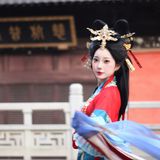 朱墙宫苑 · 嫦娥拂袖 唐制第5帧/8·竖幅