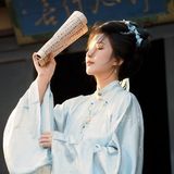 一卷书，一炷光，一段静默的时光。
