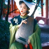 红唇一点，破开满纸沉静。